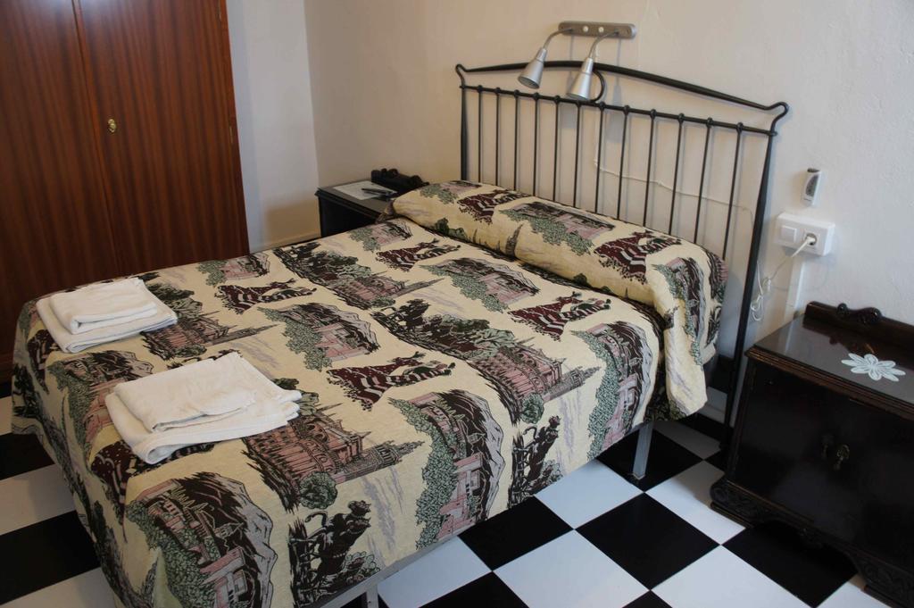 Pension San Benito Abad Seville Room photo